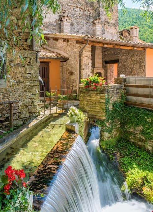 Casa Vacanze Fonte Del Menotre Foligno Exterior foto